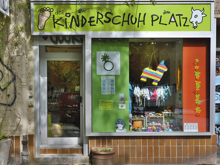 Der Kinderschuh am Platz