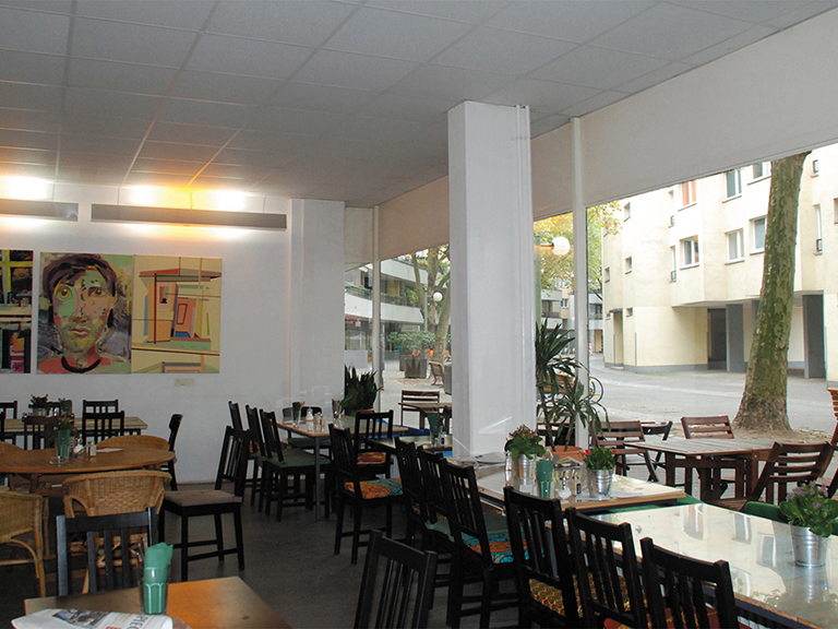MadaMe Café & Restaurant